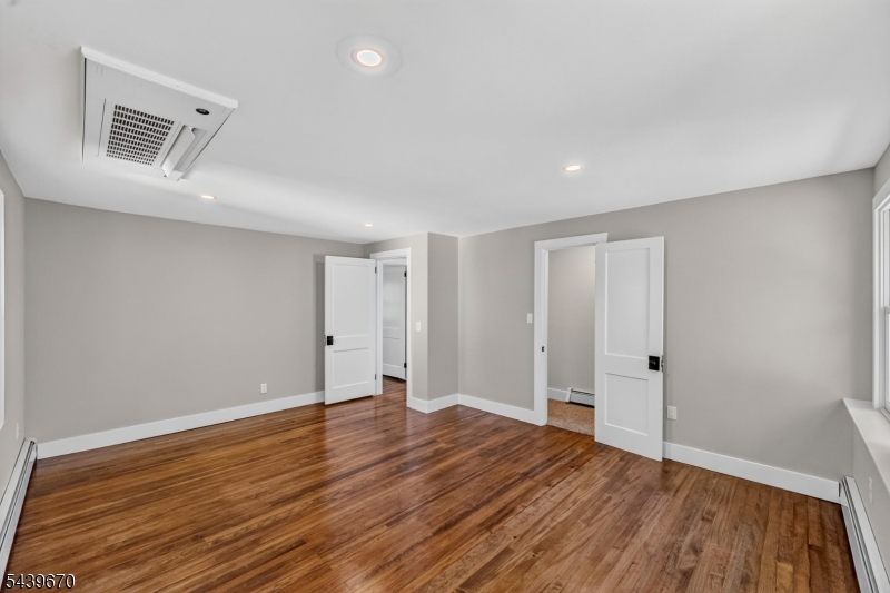 129 W Oak St