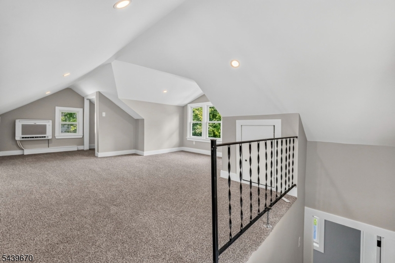 129 W Oak St