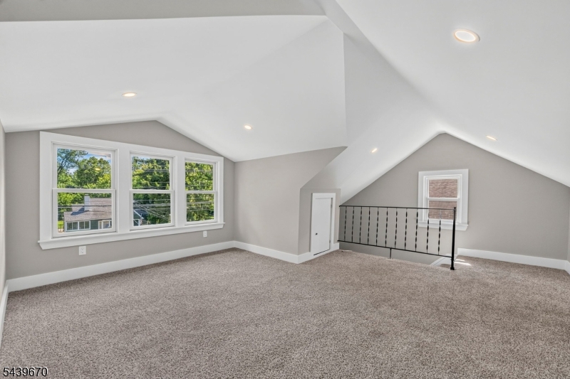 129 W Oak St