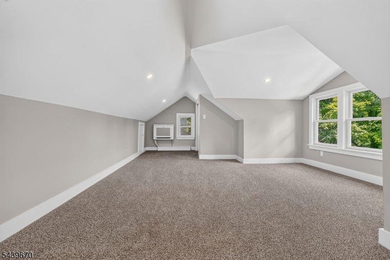 129 W Oak St