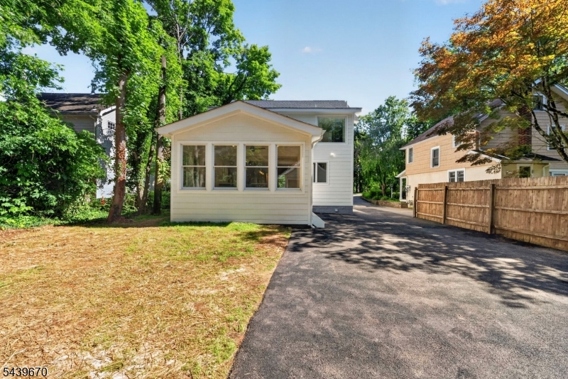 129 W Oak St