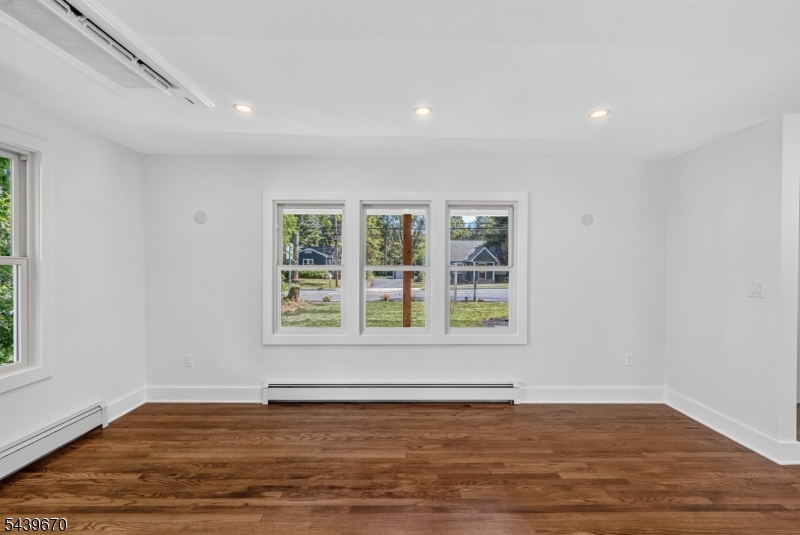 129 W Oak St