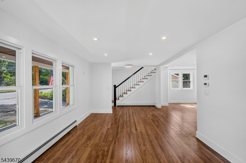 129 W Oak St