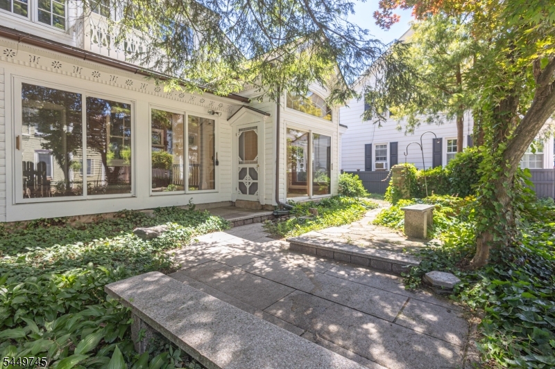 35 Perry St