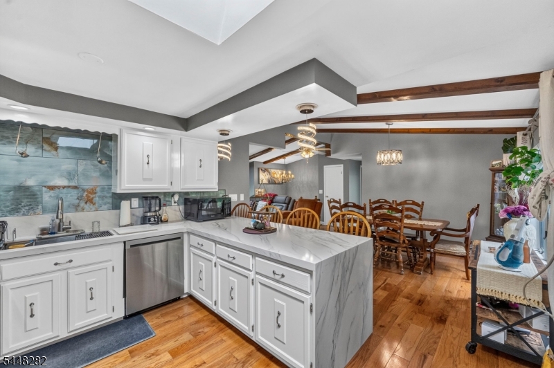 102 Meadow Rd