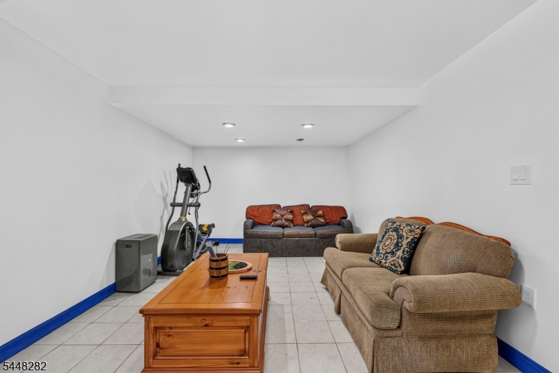 102 Meadow Rd