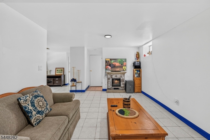 102 Meadow Rd