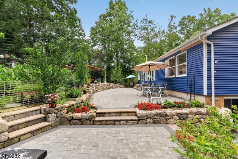 102 Meadow Rd