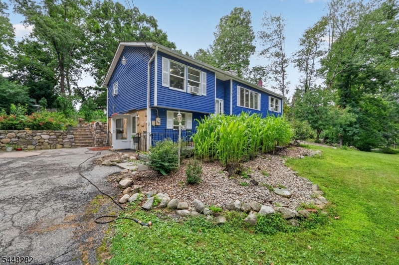 102 Meadow Rd