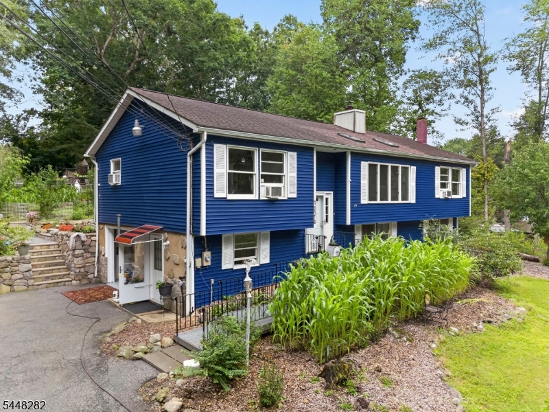 102 Meadow Rd