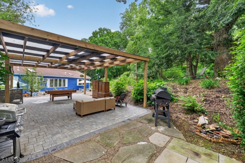 102 Meadow Rd