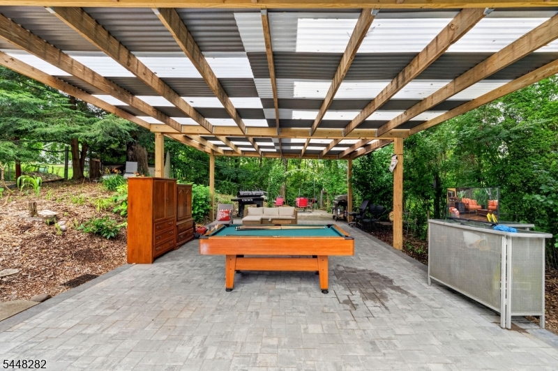 102 Meadow Rd