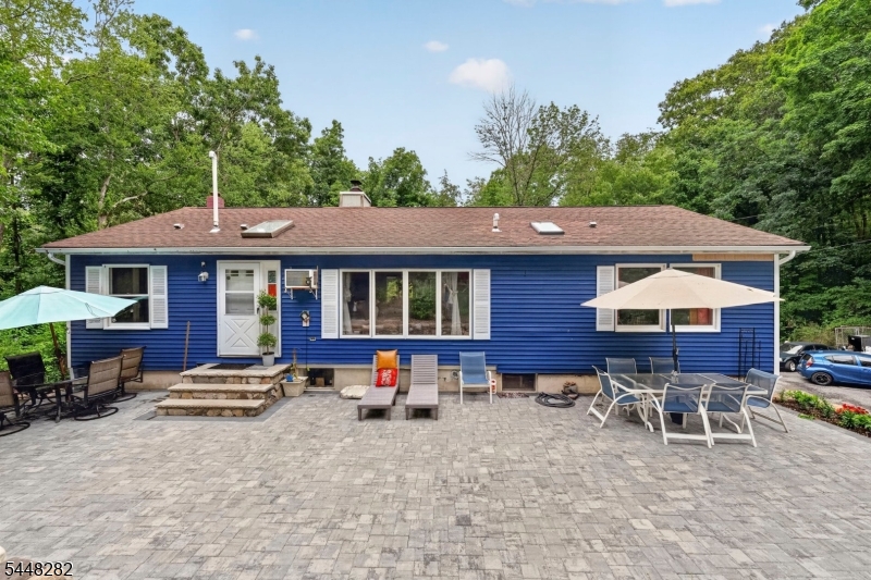 102 Meadow Rd