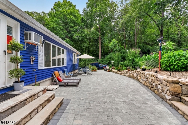 102 Meadow Rd