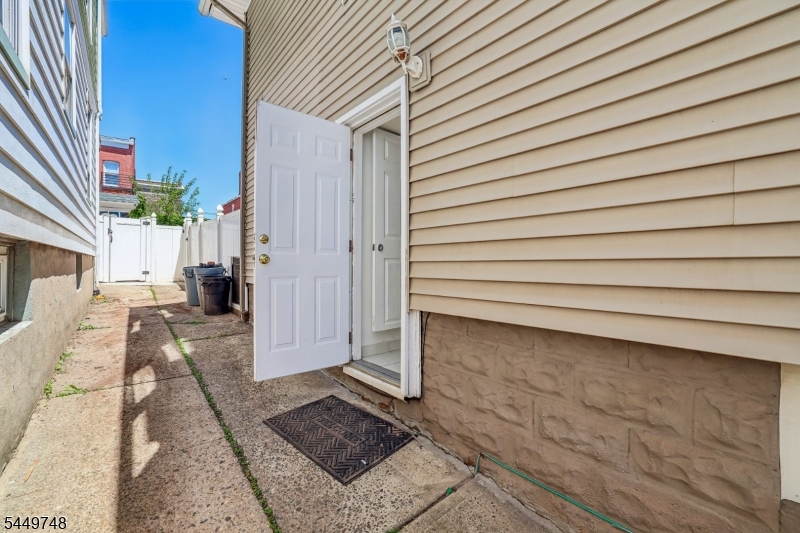 366 Jeffries St