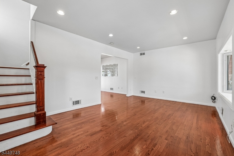 366 Jeffries St