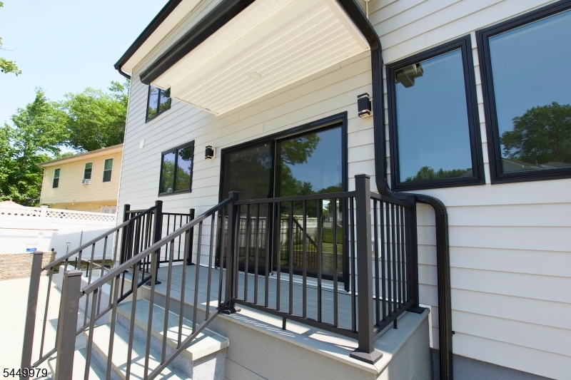 6 Henoch Ave