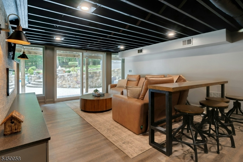 21 Decker Ln
