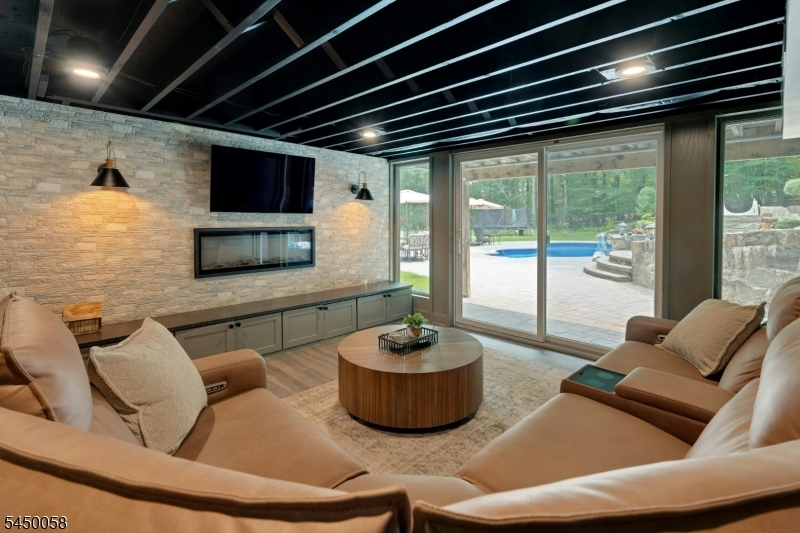 21 Decker Ln