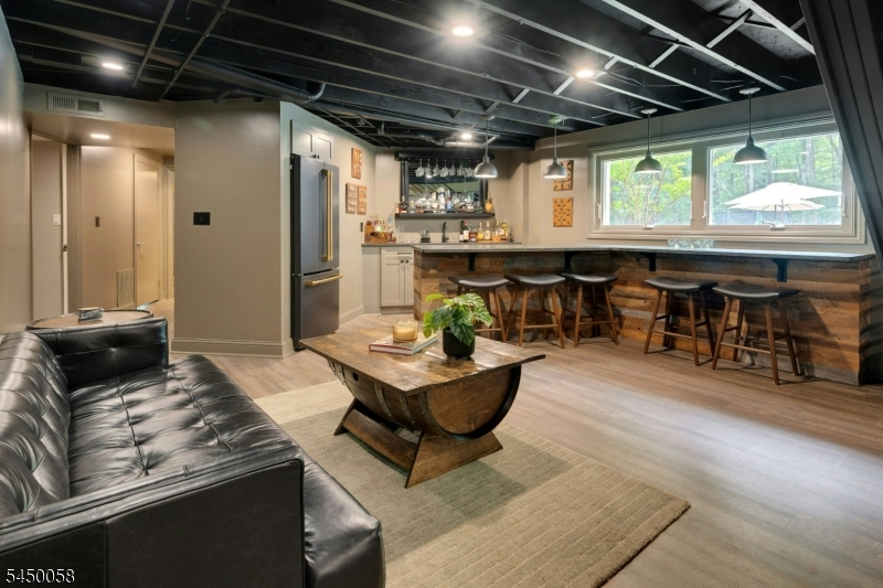 21 Decker Ln