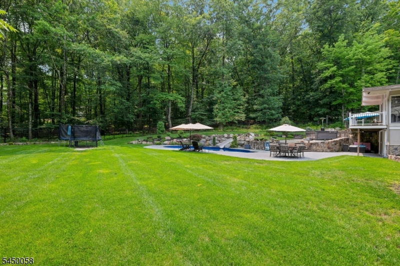 21 Decker Ln