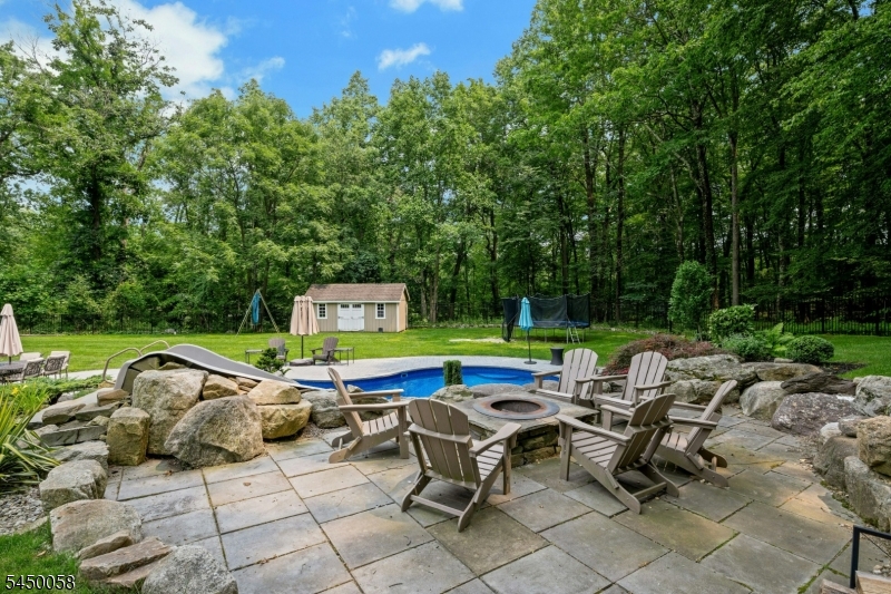 21 Decker Ln