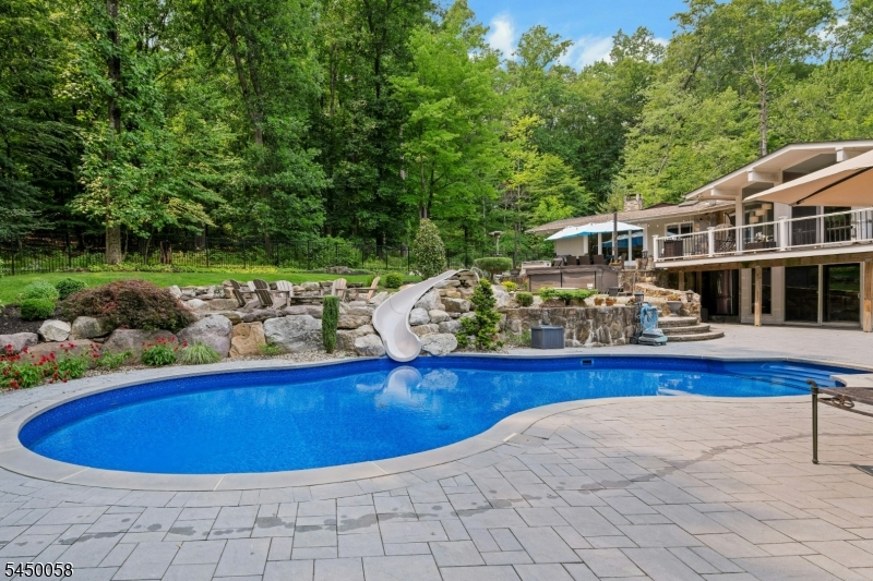 21 Decker Ln