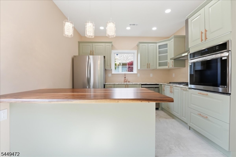 32 Gabriella Cir