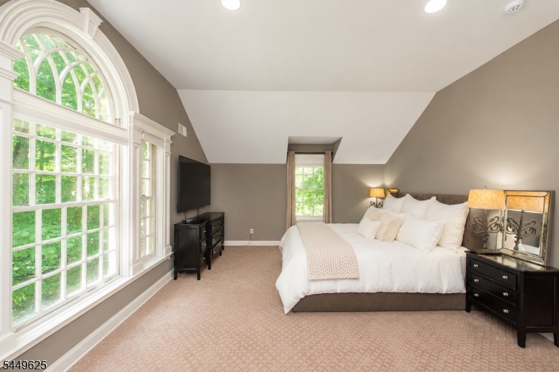 33 Hunter Dr