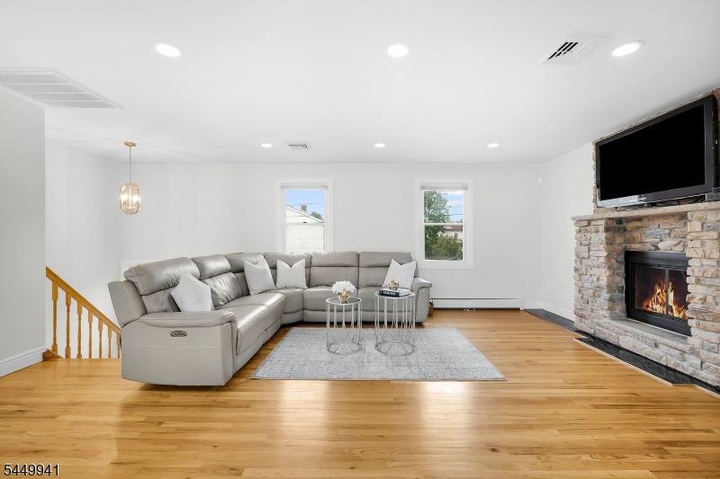 2687 Hawthorne Ave