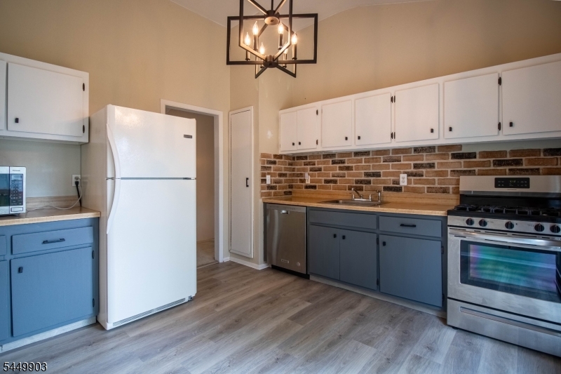 7 Cortland Dr