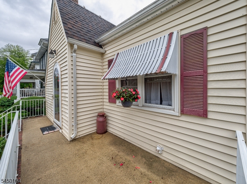 168 E High St