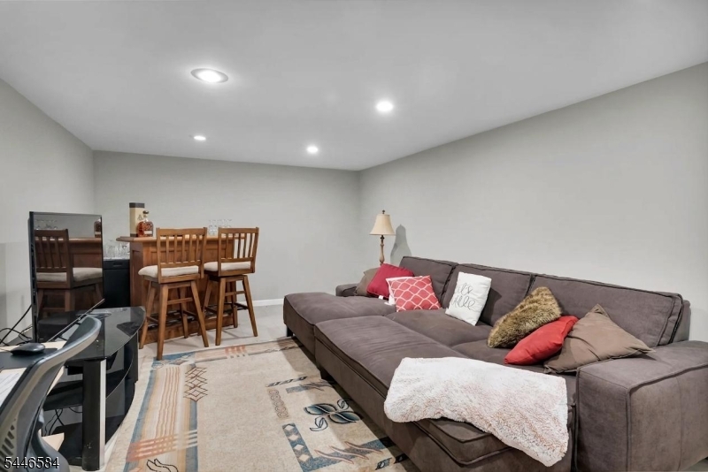 44 Lorrie Ln