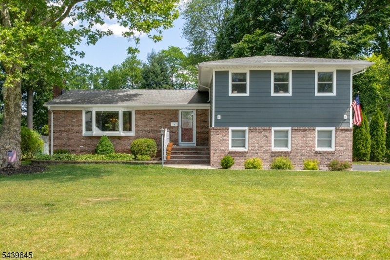 6 Woodbine Cir