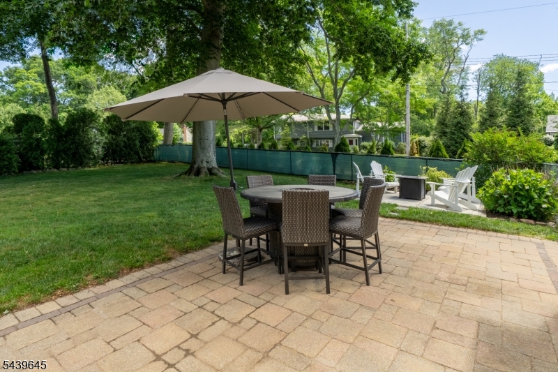 6 Woodbine Cir