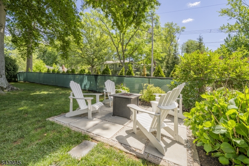 6 Woodbine Cir