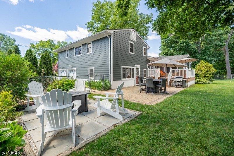 6 Woodbine Cir