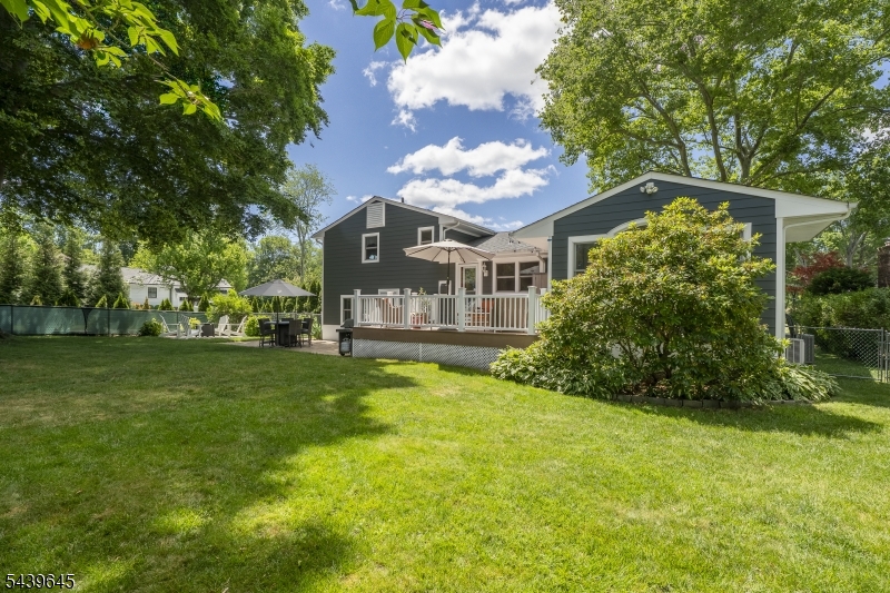 6 Woodbine Cir