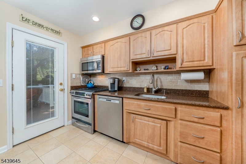 6 Woodbine Cir