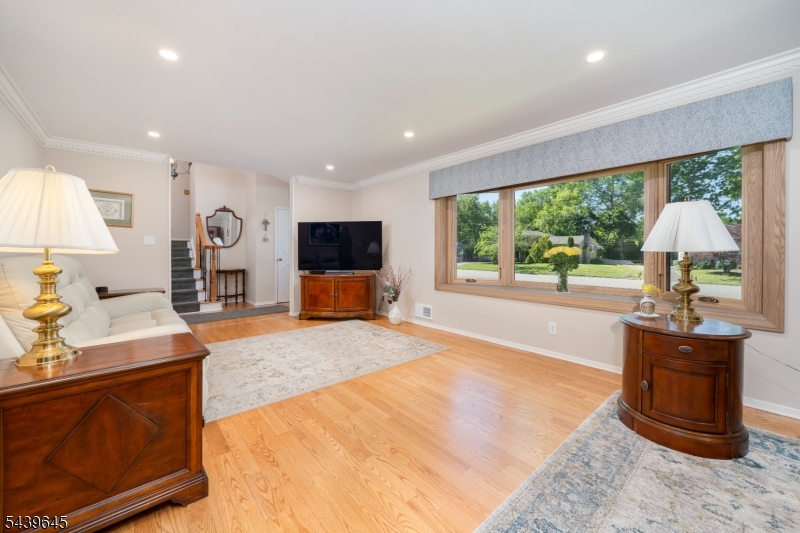 6 Woodbine Cir