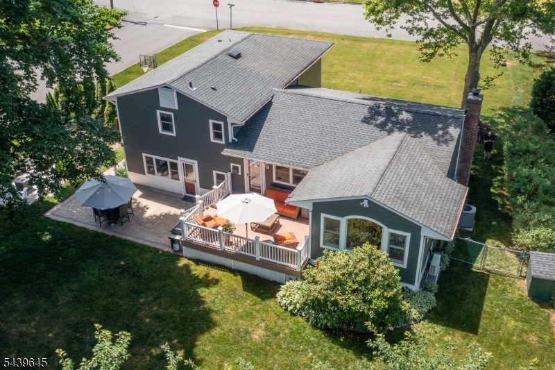 6 Woodbine Cir
