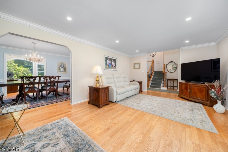 6 Woodbine Cir