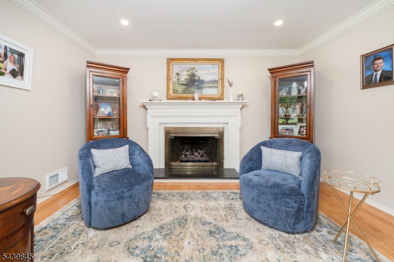 6 Woodbine Cir