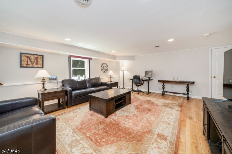 6 Woodbine Cir