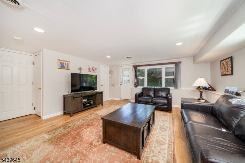 6 Woodbine Cir