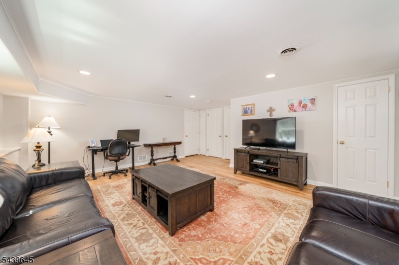 6 Woodbine Cir