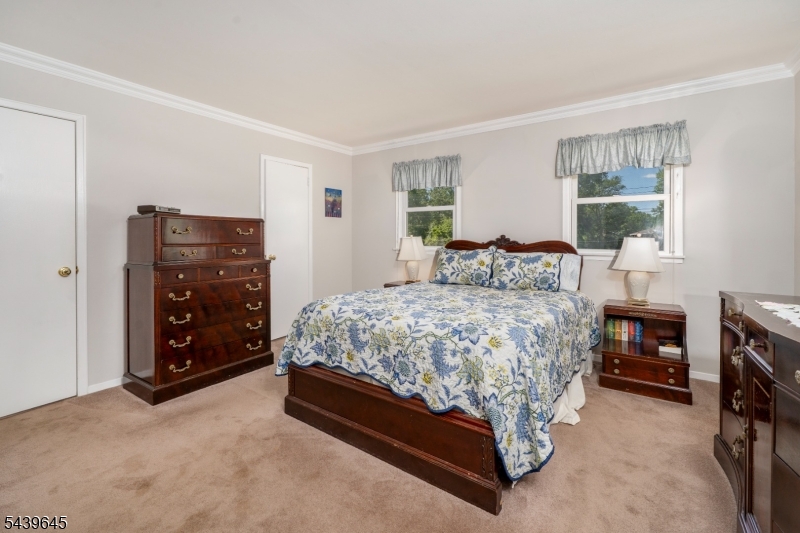 6 Woodbine Cir