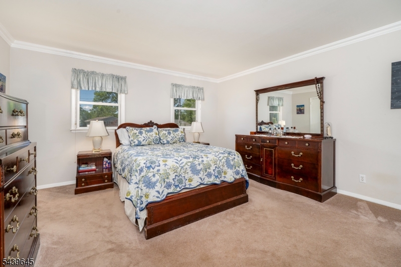 6 Woodbine Cir