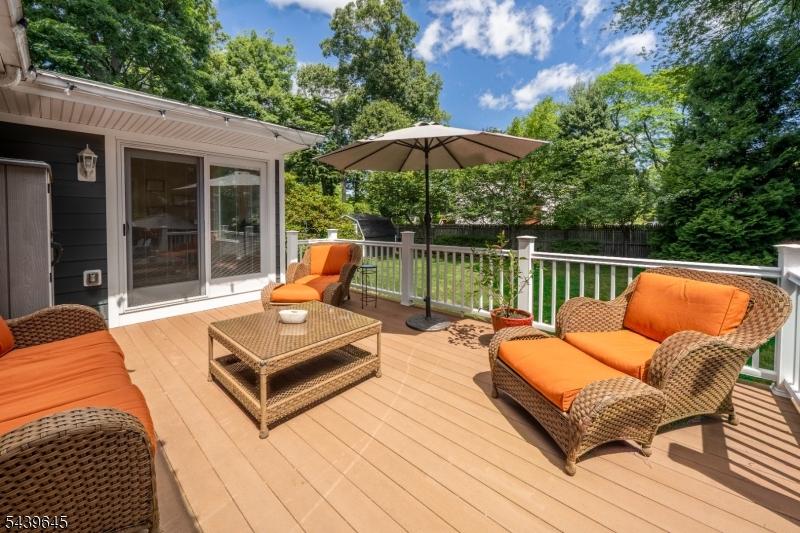 6 Woodbine Cir