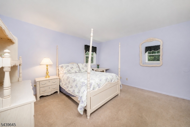 6 Woodbine Cir
